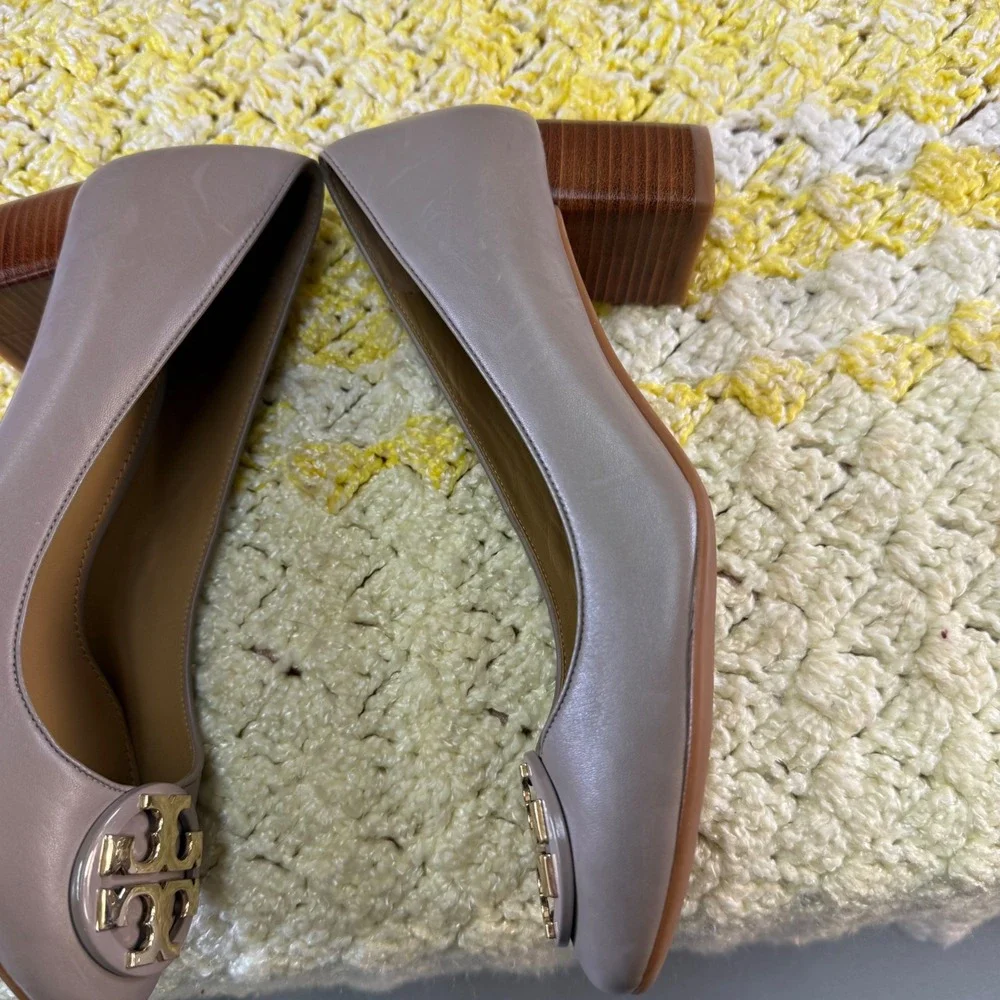 Tory Burch Chelsea Taupe Leather Block Heel Pumps Gold Logo Medallion Size 6 - Picture 12 of 16